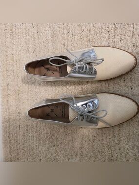 Silver & Cream Lace-Up Oxford Shoes
